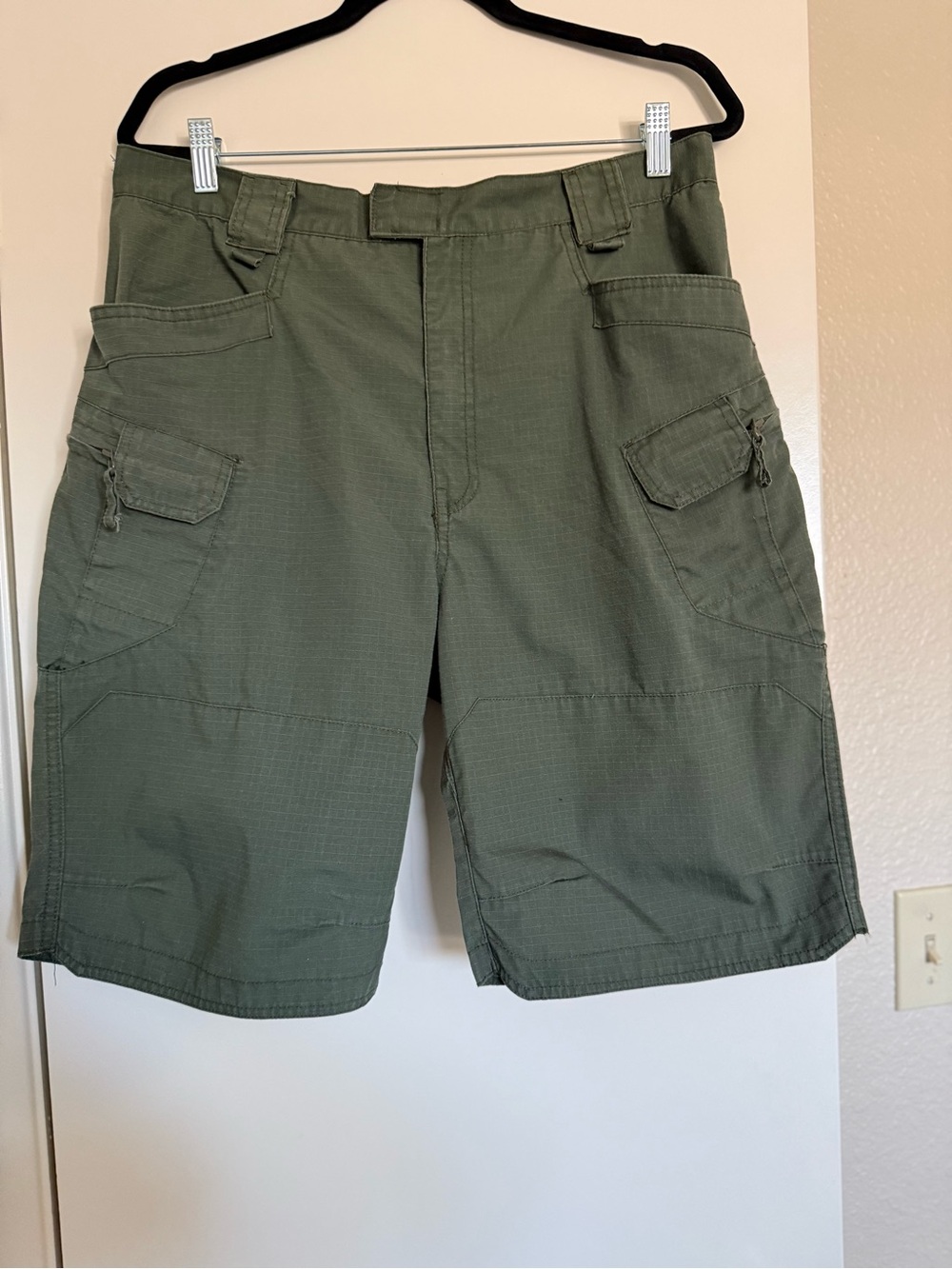 Men's Olive Cargo Shorts with Multiple Pockets
